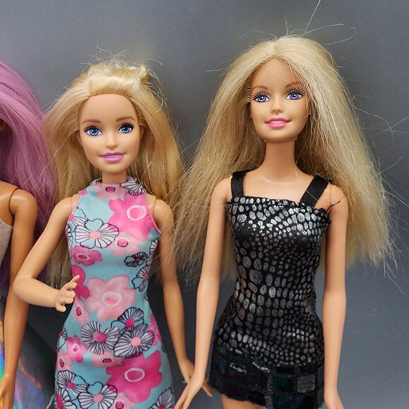 Barbie Dolls Lot w/ 3 Dolls, 30+ Clothes & Accessories Mixed Outfits - Picture 10 of 16